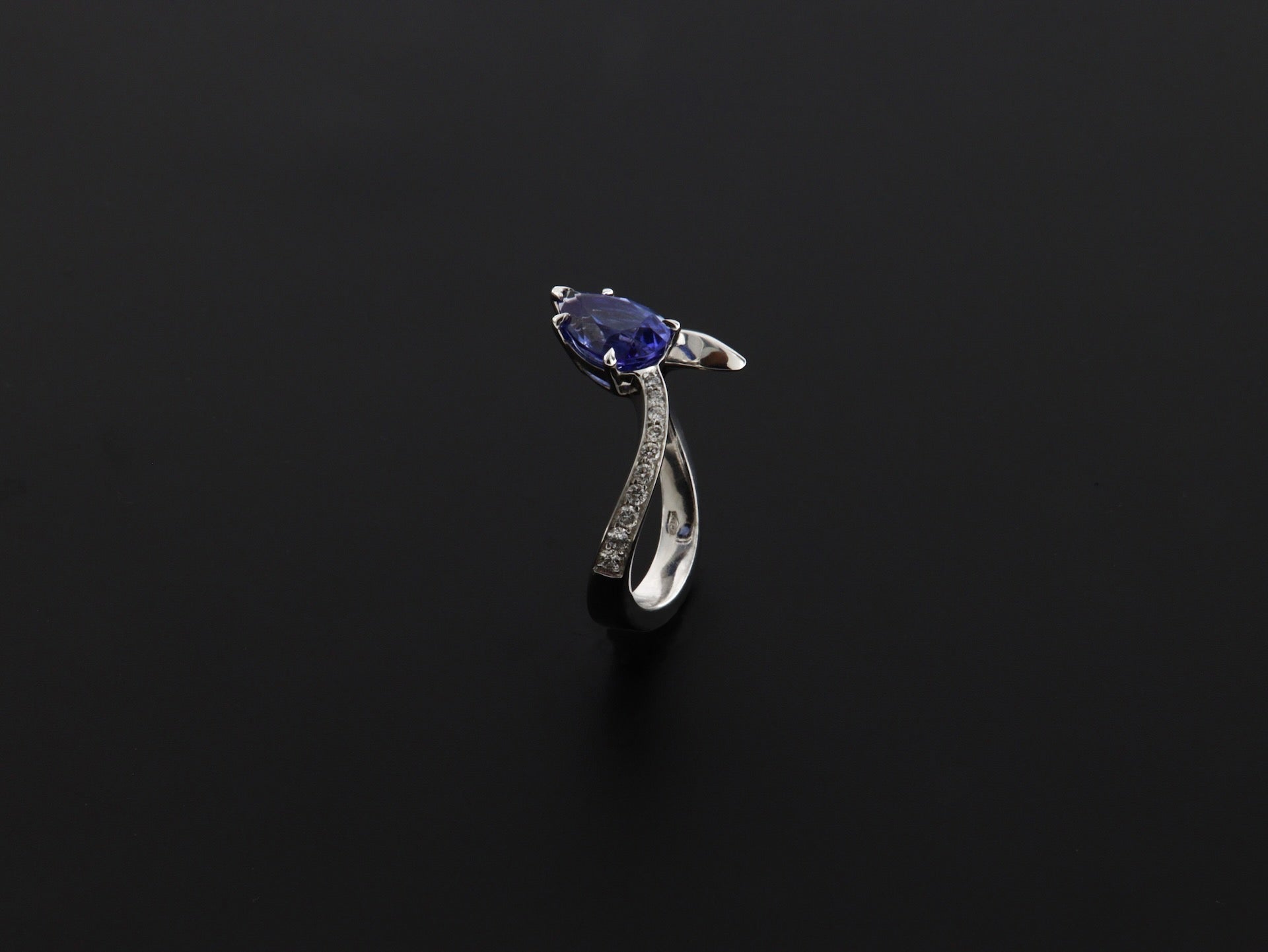 Serpente in oro bianco con Tanzanite e Diamanti