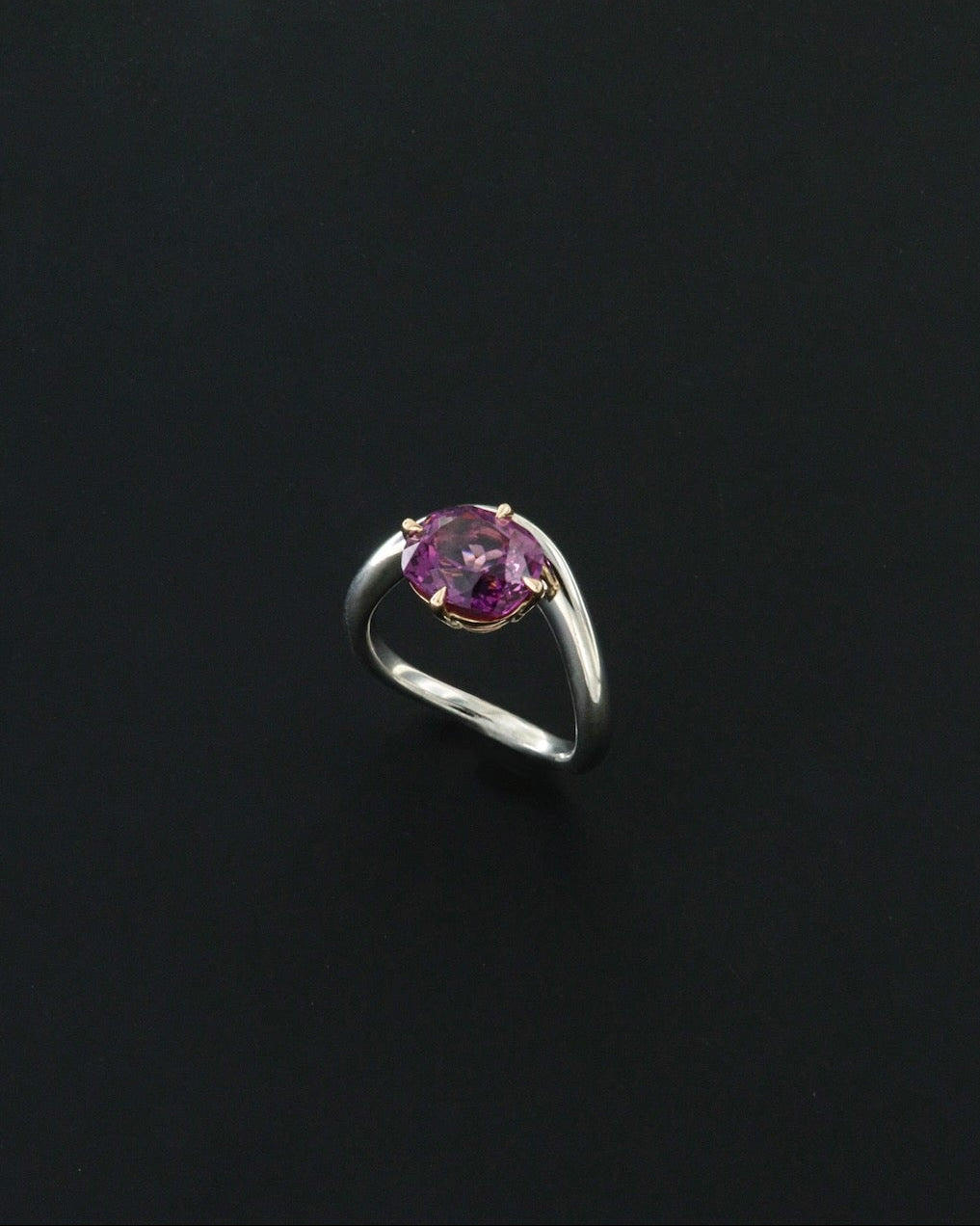 Bend in platino e oro rosso con Rodolite
