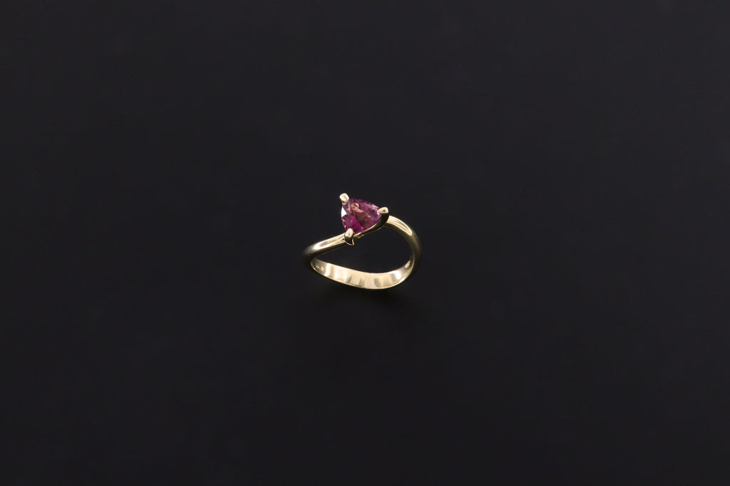 Nastro in oro giallo con Malaya Garnet